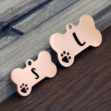 Médaille chien gravée Os minimaliste avec découpe de patte