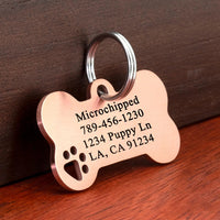 Médaille chien gravée Os minimaliste avec découpe de patte