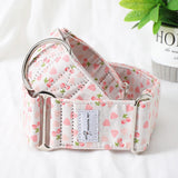 Collier chien martingale motif fraises roses