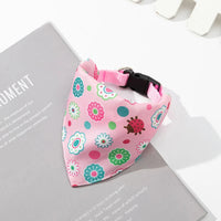 Collier petit chien avec bandana rose à fleurs colorées et coccinelle