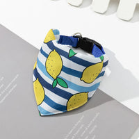 Collier petit chien avec bandana motif citron sur rayures bleues