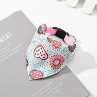 Collier petit chien avec bandana rose décoré de cœurs et fleurs stylisées